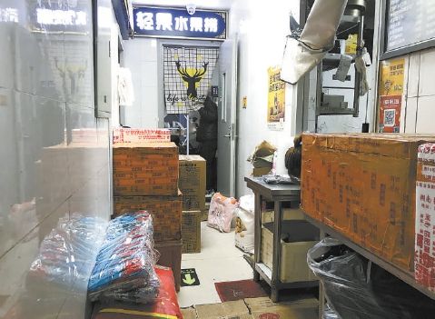 后厨|垃圾桶上架菜盆、公厕门口摆食材……个别外卖后厨卫生堪忧