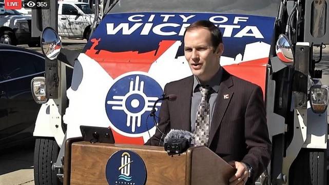 国际社会|不满公共场所口罩令威胁绑架市长，美国男子被警方拘捕