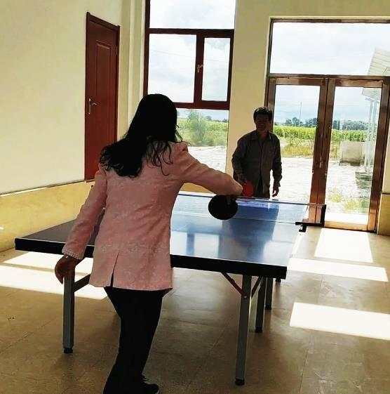 村民们都喜欢到活动中心打乒乓球。