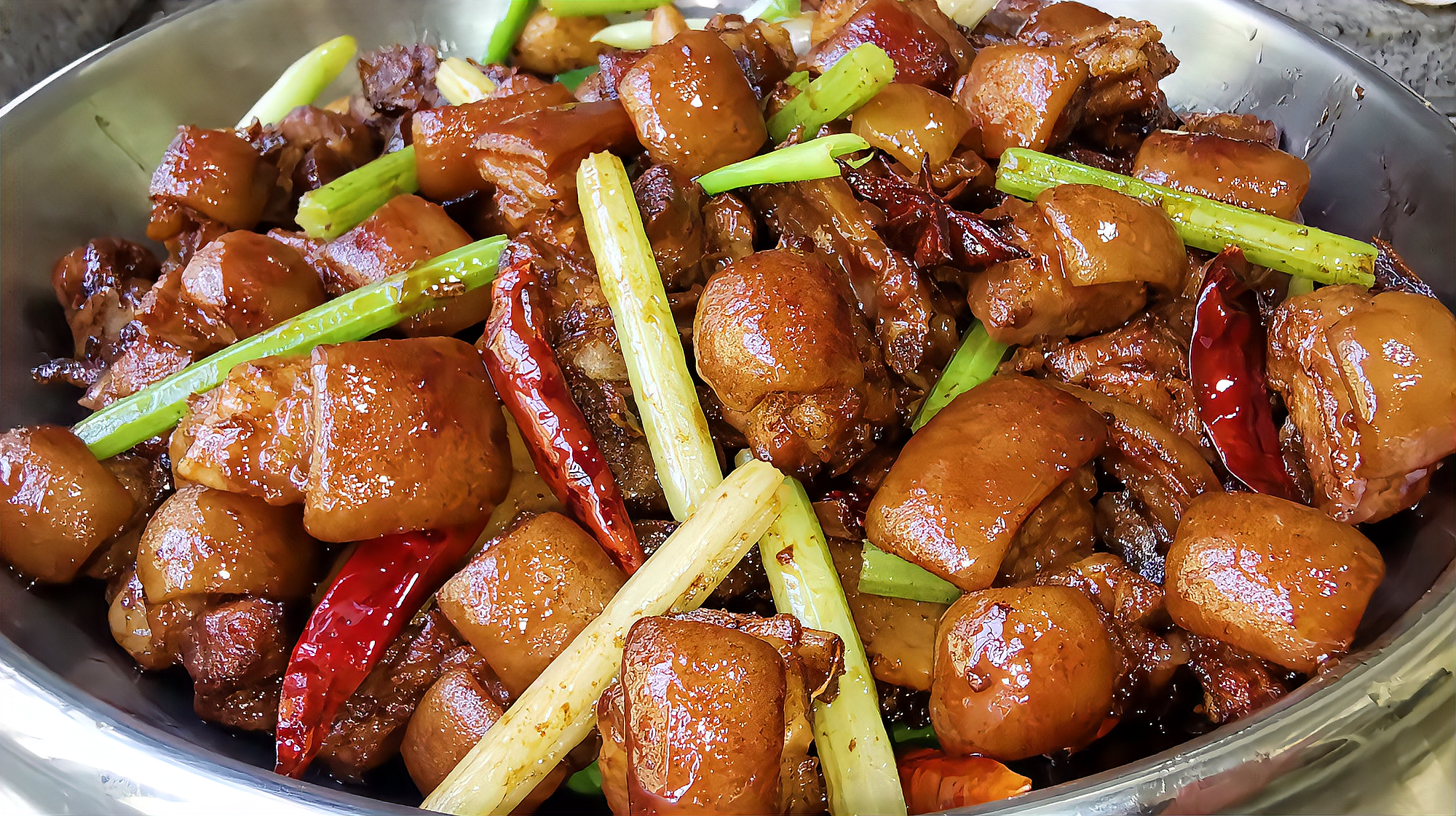 广西干锅羊肉的确有绝招从选材到去骚很讲究出锅香气扑鼻