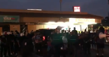 美国警察|美国再发生警察击毙黑人男子事件，抗议者怒：解散警察！