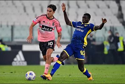 迪巴拉(左)还在找状态