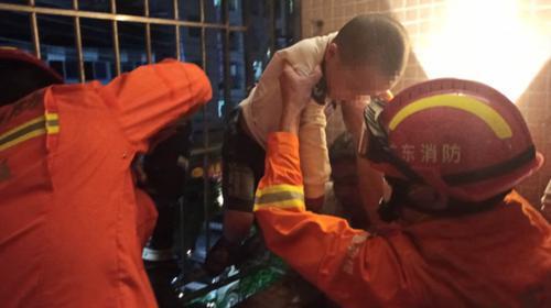 消防员成功救出小孩