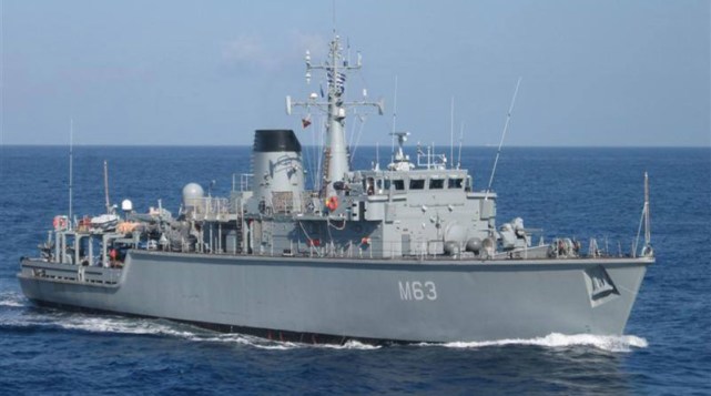 海军|希腊海军一扫雷舰遭5万吨货轮撞击 “屁股”直接没了……