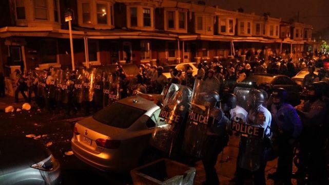 美国警察|美国费城警察枪杀黑人引发暴力抗议,国民警卫队出动