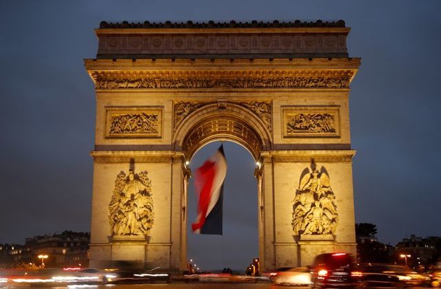 凯旋门|高度戒备之下，巴黎凯旋门遭炸弹威胁，警方发现装满弹药的袋子