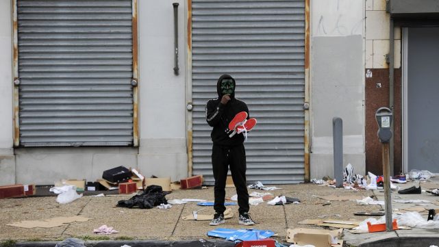 华莱士|费城骚乱持续！抗议期间12人遭枪击，黑人死者父亲呼吁结束暴力