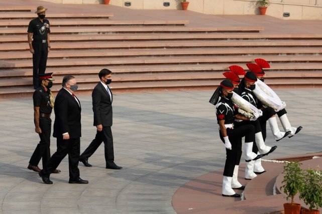 美国国务卿蓬佩奥和国防部长埃斯珀抵达印度新德里的国家战争纪念碑