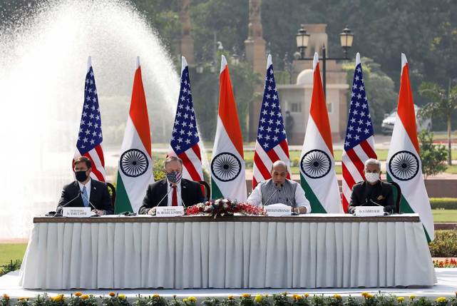美国国务卿蓬佩奥、国防部长埃斯珀与印度国防部长辛格、外交部长苏杰生在联合新闻发布会上（图片来源：路透社）