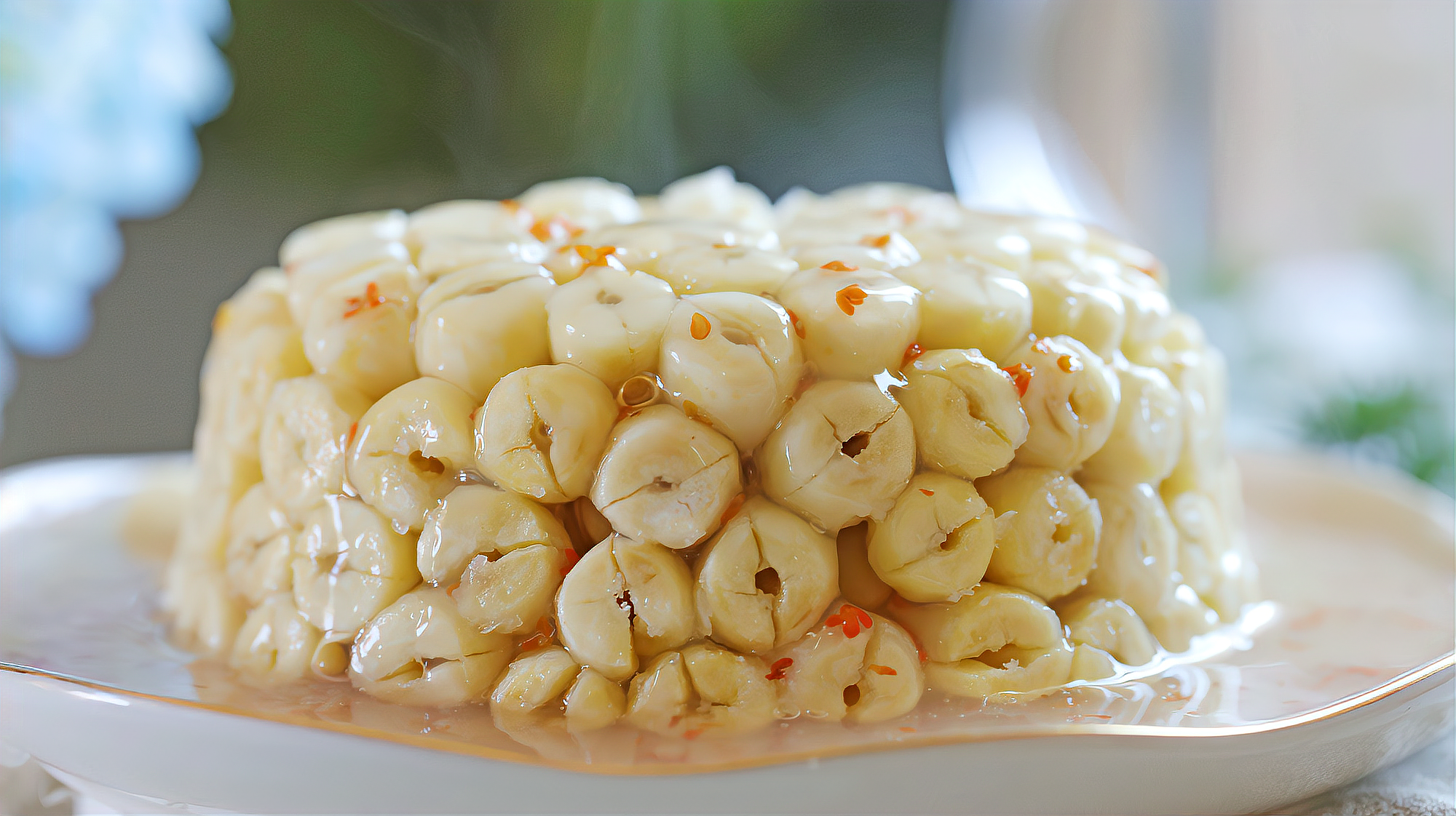 创意甜品莲子扣浇上糖桂花汁口感软嫩粉糯千万别错过