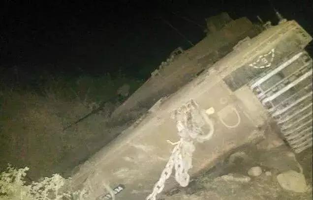 中国坦克|坦克也有手刹?坦克车长内急上厕所,结果在水沟里找到“翻车坦”