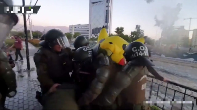 国际社会|智利街头抗议惊现“皮卡丘”，被警察按倒在地胡椒喷脸