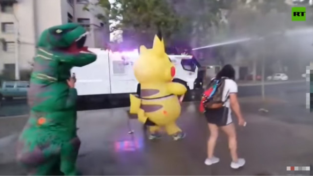 国际社会|智利街头抗议惊现“皮卡丘”，被警察按倒在地胡椒喷脸