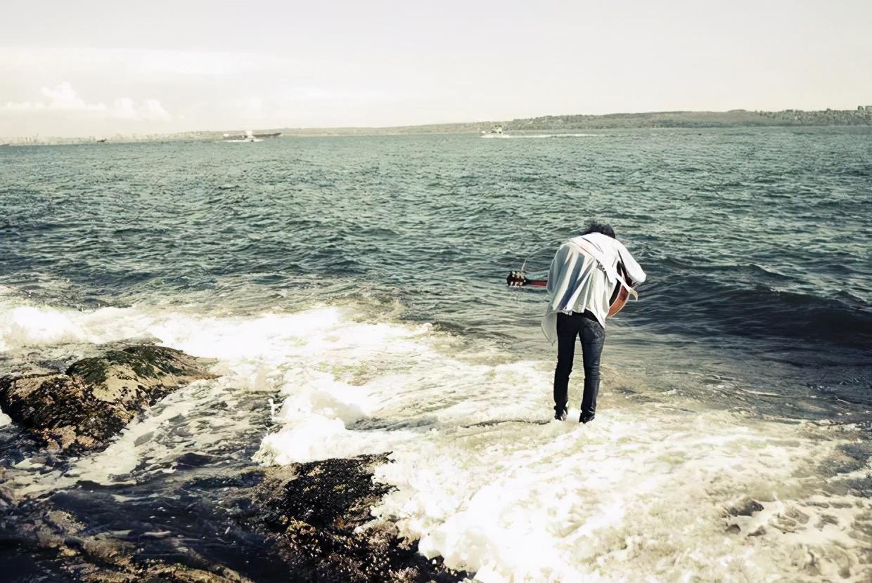 财经|90后男生坚持月光引热议：“20多岁，不花钱谈什么生活品质？”