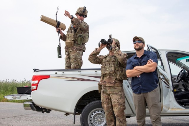 在伊拉克库尔德地区，美军士兵进行无人机系统训练演习（来源：星条旗报）