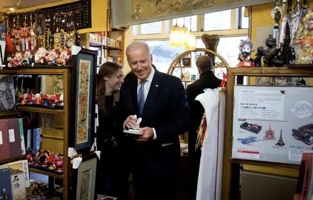 国际|抗疫、疗伤、中美关系，78岁终攀高峰的拜登头顶“三座山”