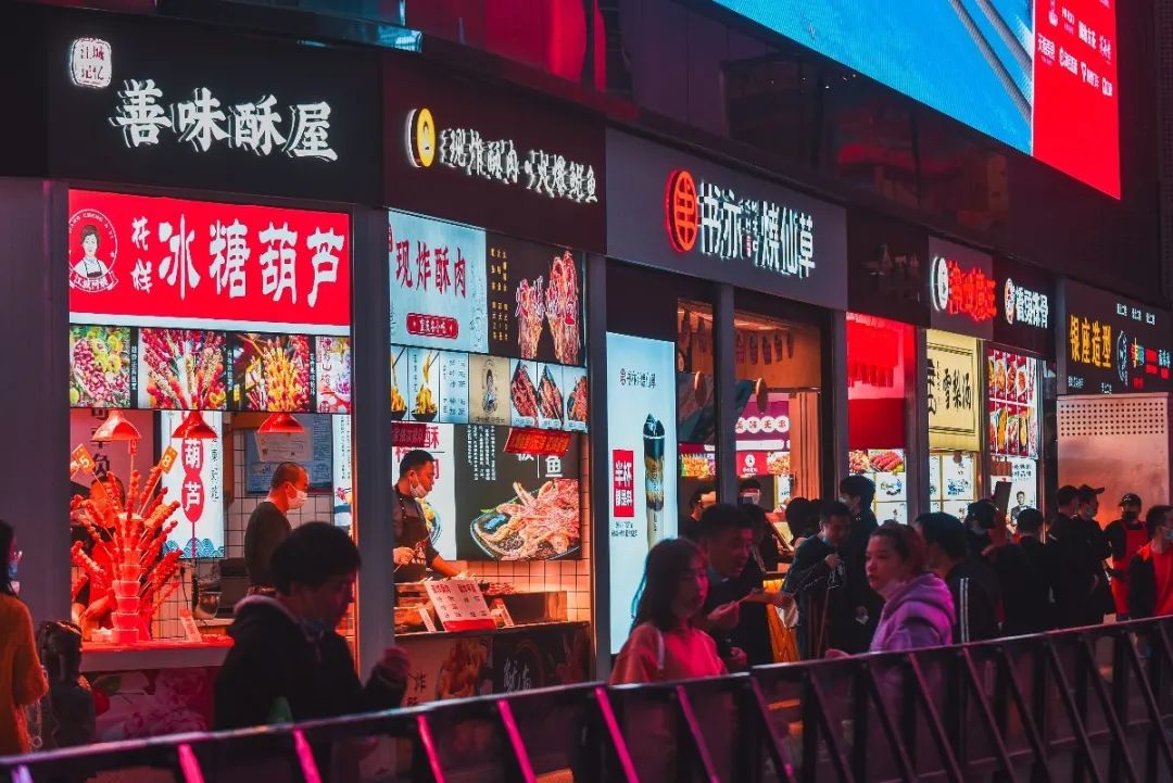 江汉路,因为住在附近,所以没事跟朋友过来买买衣服,然后去小吃街吃点