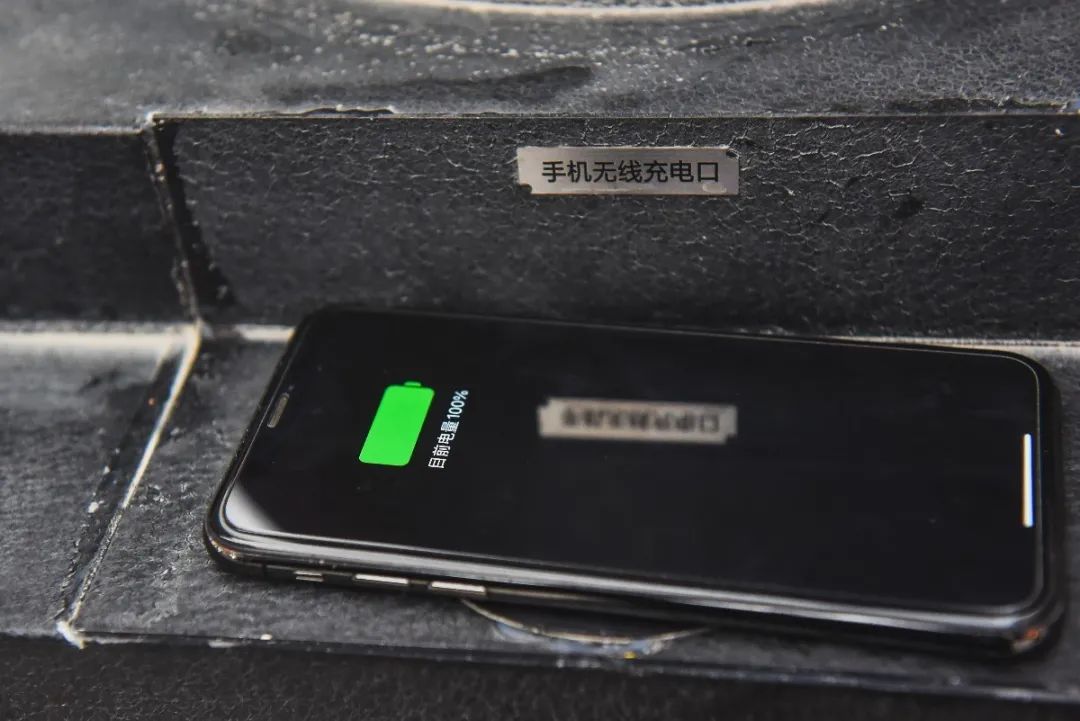 手机无线充电路灯