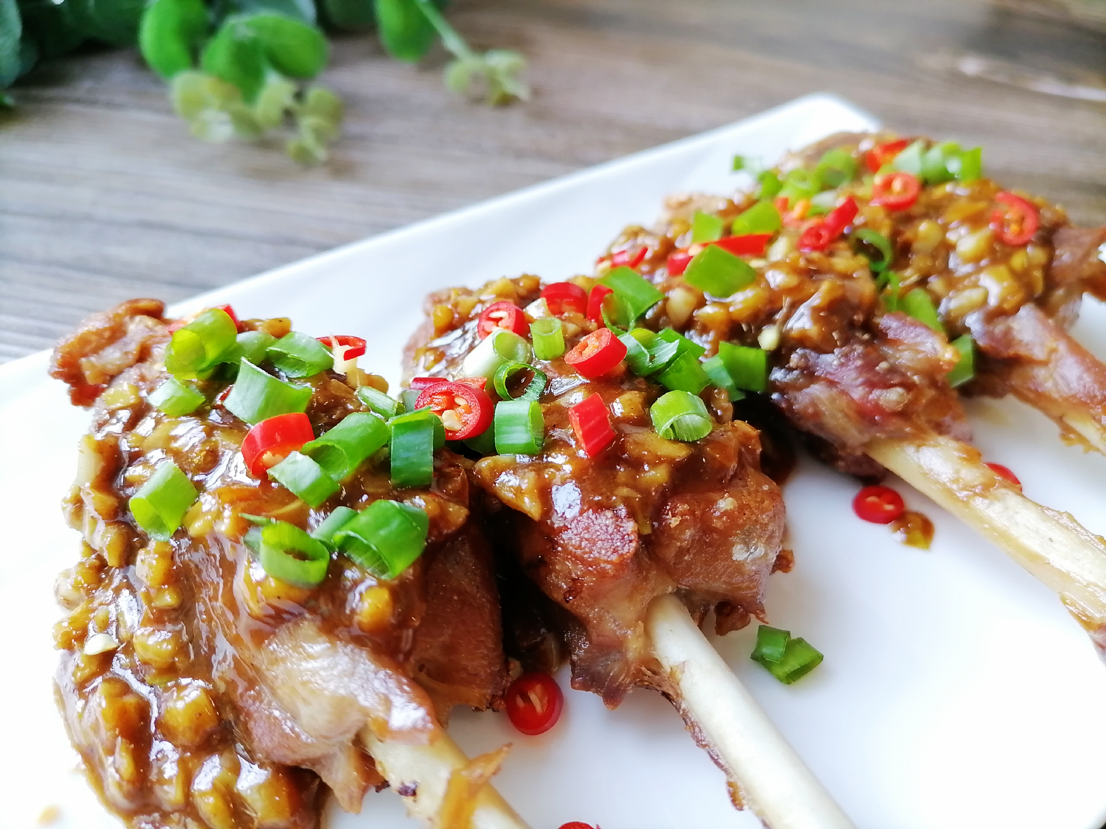 这道孜然寸骨外焦里嫩,焦香满口,肉香搭配着孜然的香气,还有小米辣