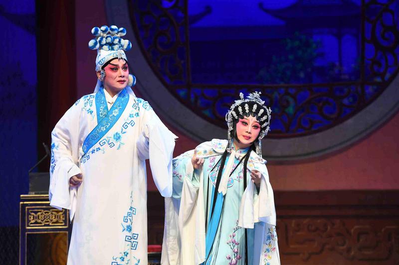 丁凡（左）、陈韵红在表演中