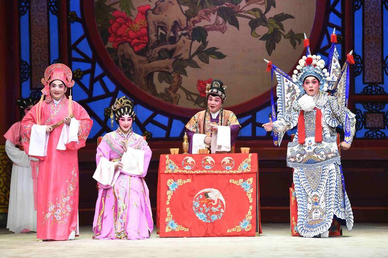 彭炽权（右二）、彭庆华（右一）表演