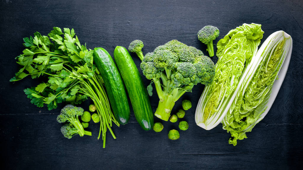 绿色蔬菜又可以分为浅绿色蔬菜与深绿色蔬菜,一般颜色越深,营养价值越