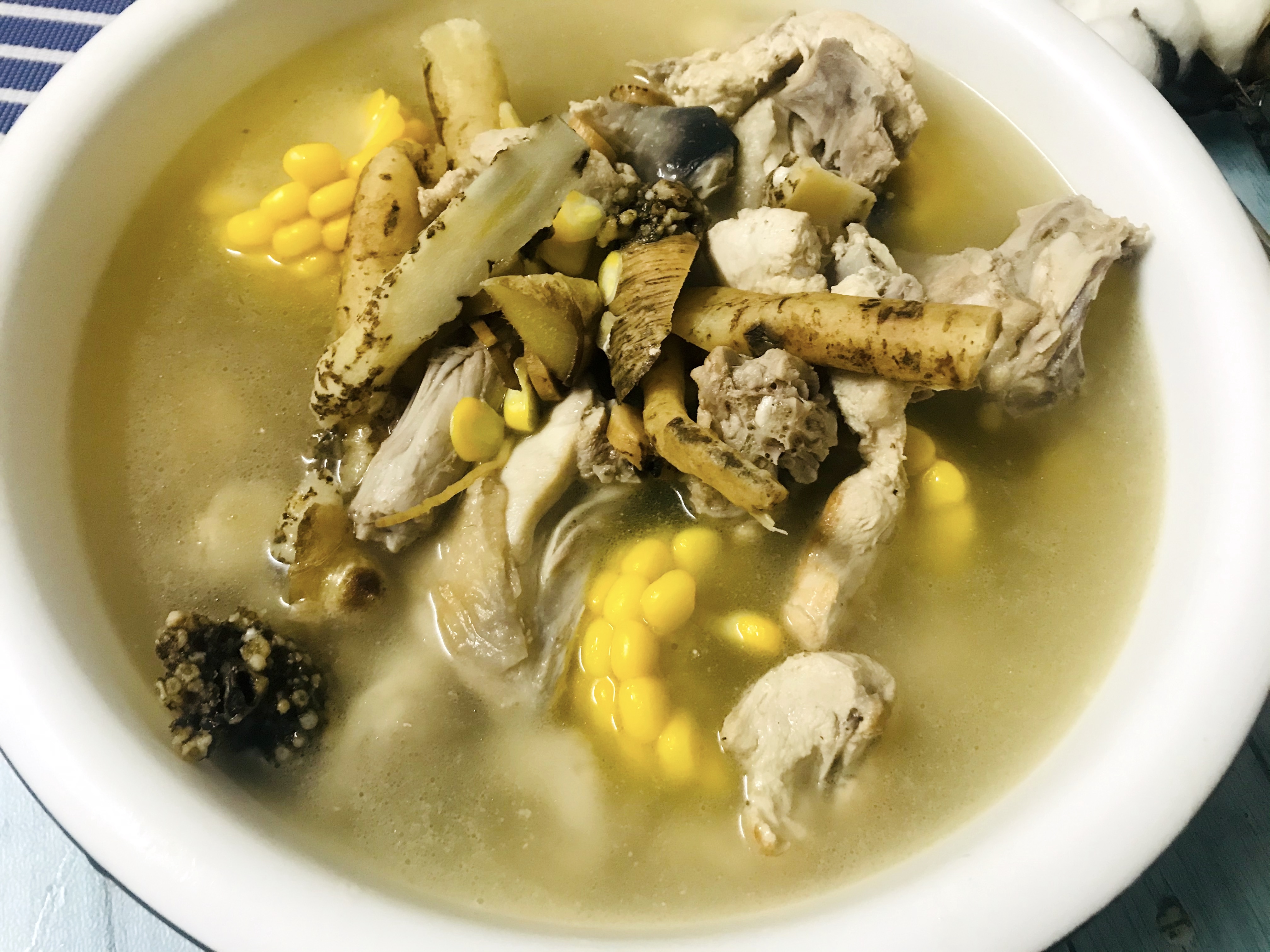 天冷了炖鸡汤加一鲜品味香味浓甘甜滋补手脚暖和不冰冷