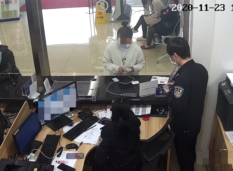 民警一边指示黄女士联系银行客服电话挂失银行卡，一边安排警车将其带至就近的银行进行实地查询。果然，经银