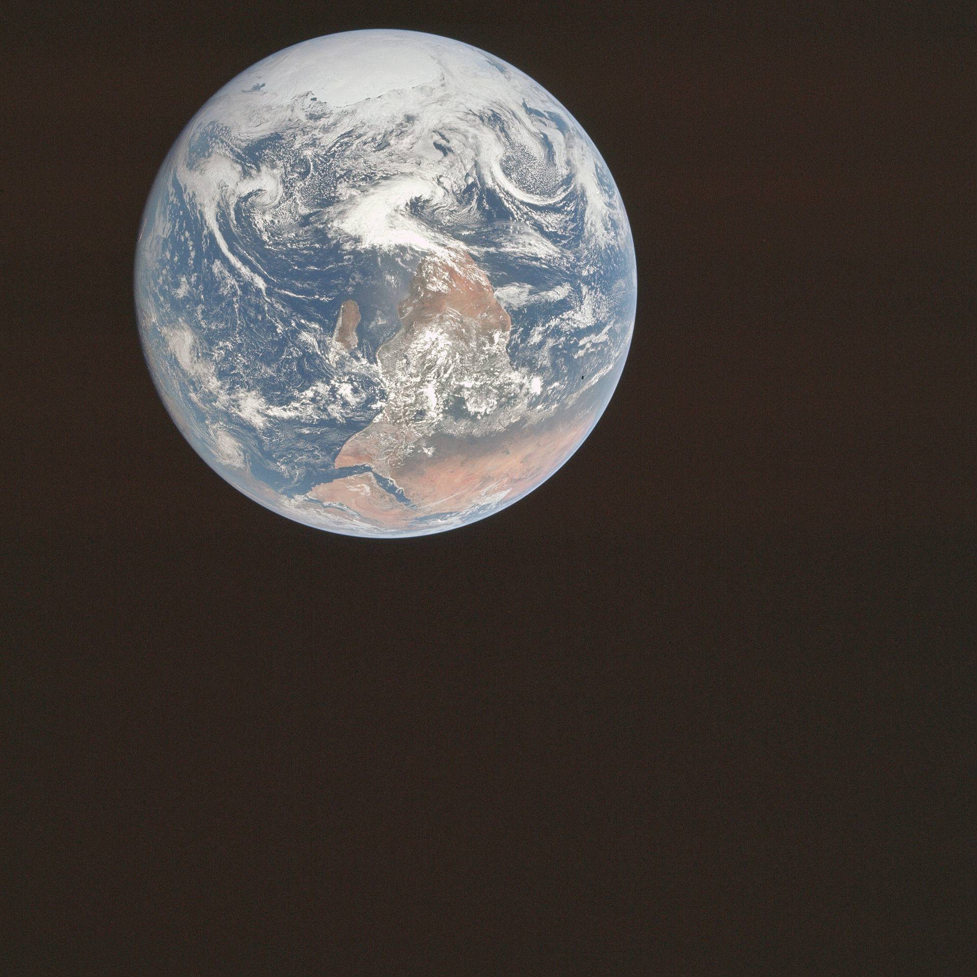 科学|地球重达60万亿亿吨，为什么还会飘在天空中，而没有向下坠落？