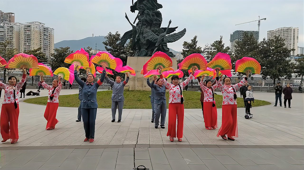 达州姐妹友谊舞蹈队扇舞欢聚一堂带妆版仙鹤广场