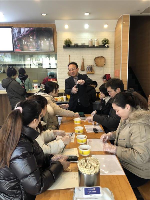 到热干面店和学生一起测评