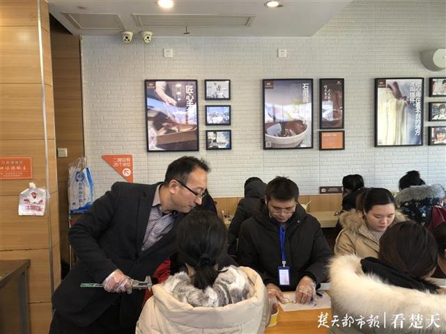 到热干面店和学生一起测评