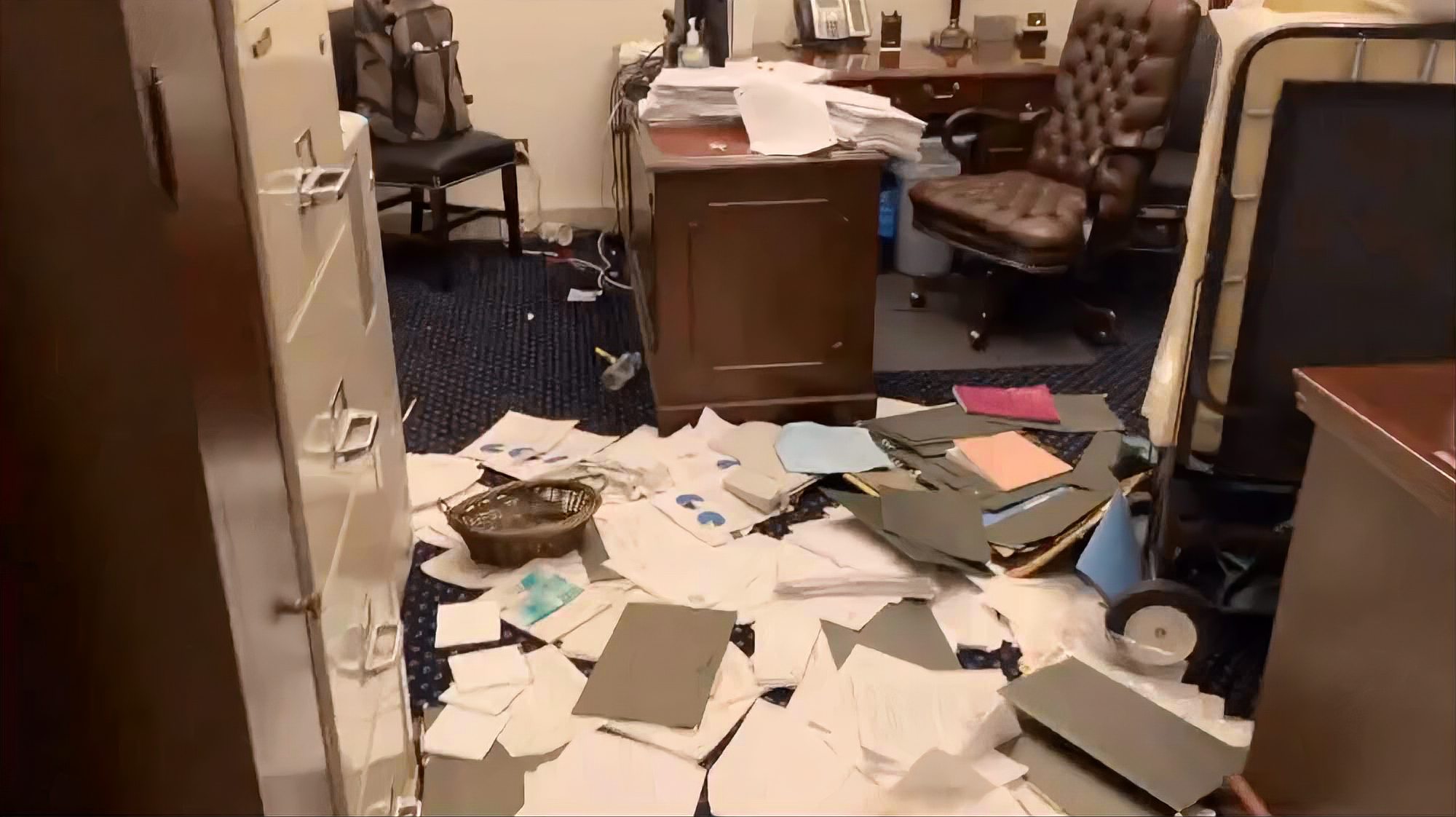 美国会遭抗议者暴力冲击后议员办公室一片狼藉