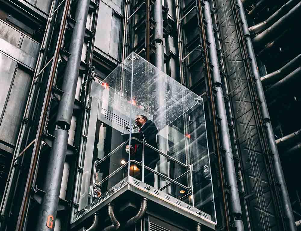 科学|进入太空必须要达到第一宇宙速度吗？用梯子爬上去行不行？行
