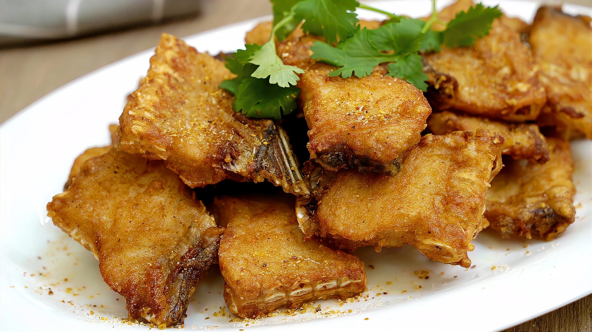 粤菜椒盐鱼骨的特色做法看着都香下点小酒真的太解馋了