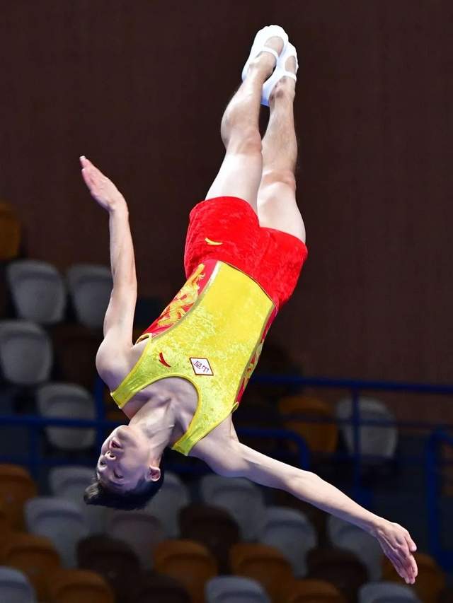 董栋在2020全国蹦床冠军赛中