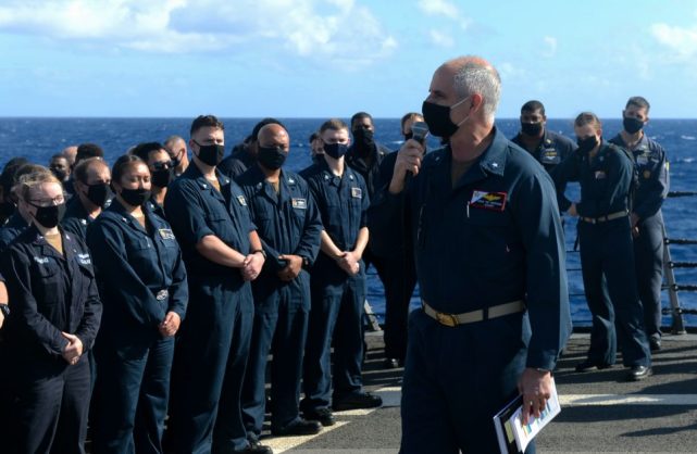 2020年12月31日,海军少将韦里西莫对“罗素”号全体船员讲话