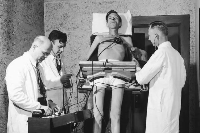 实验中对志愿者进行生理机能的记录｜图源：Wallace Kirkland