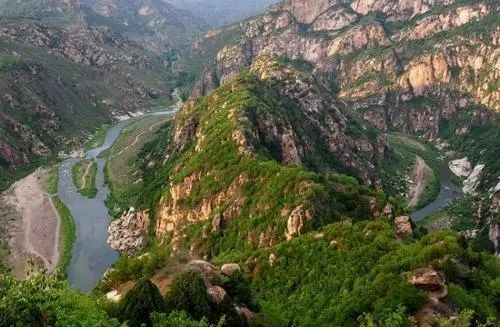 琉辛路这条乡村公路在位于云蒙山北麓的白河峡谷上方悬崖峭壁上穿行