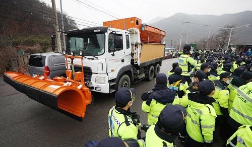 韩媒 韩军向美军萨德基地运送物资称是修缮用品当地居民与警方冲突 馨健康网