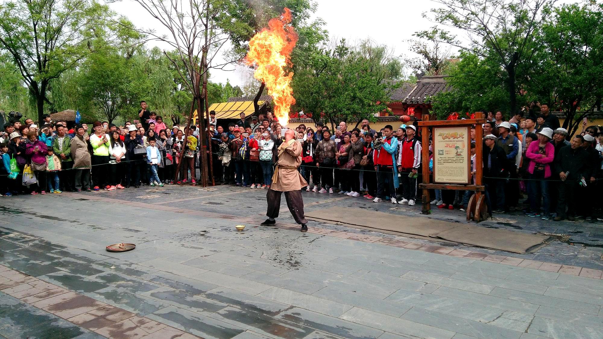 的还是这里的表演,这里既有一些民间杂技,例如盘古,踩高跷,气功喷火