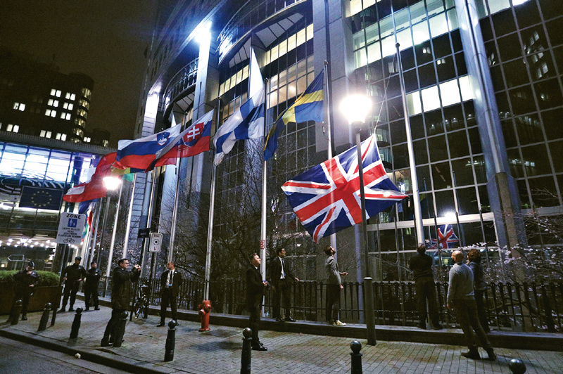 　　2020年1月31日，在比利时布鲁塞尔的欧洲议会外，工作人员降下英国国旗。布鲁塞尔当地时间1月31日24时（英国时间1月31日23时），英国正式脱离欧盟。 新华社记者 郑焕松/摄