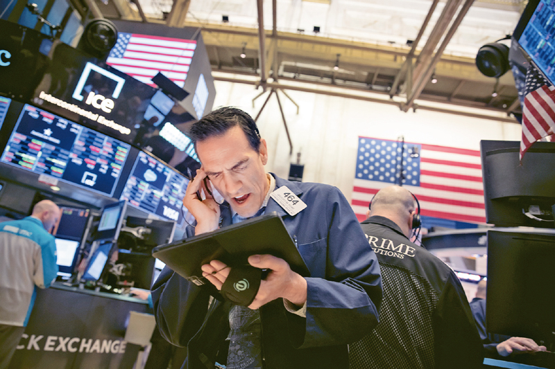 　　美国股市于当地时间2020年3月9日、3月12日、3月16日、3月18日触发熔断机制，10天之内4次熔断。此前，美股仅在1997年发生过一次熔断。图为2020年3月18日，交易员在美国纽约证券交易所工作。 新华社发 郭克/摄