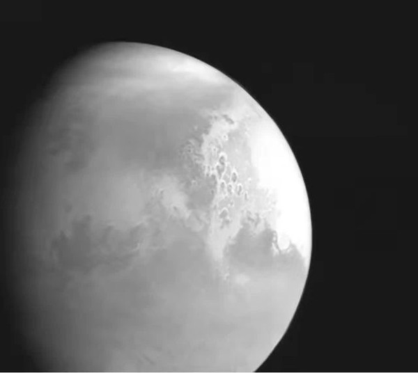 天问一号在距离火星约220万公里处 获取首幅火星图像 ｜图片来源 国家航天局
