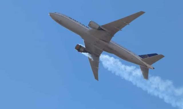 美联航波音777客机发生发动机故障