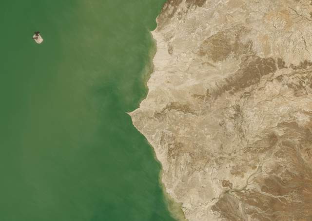 图尔卡纳湖与周围的沙漠