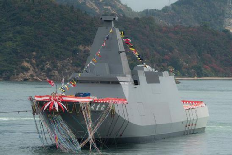 原本是满载排水量11200吨的"最上"级重巡洋舰首舰的舰名,而2号舰"熊野