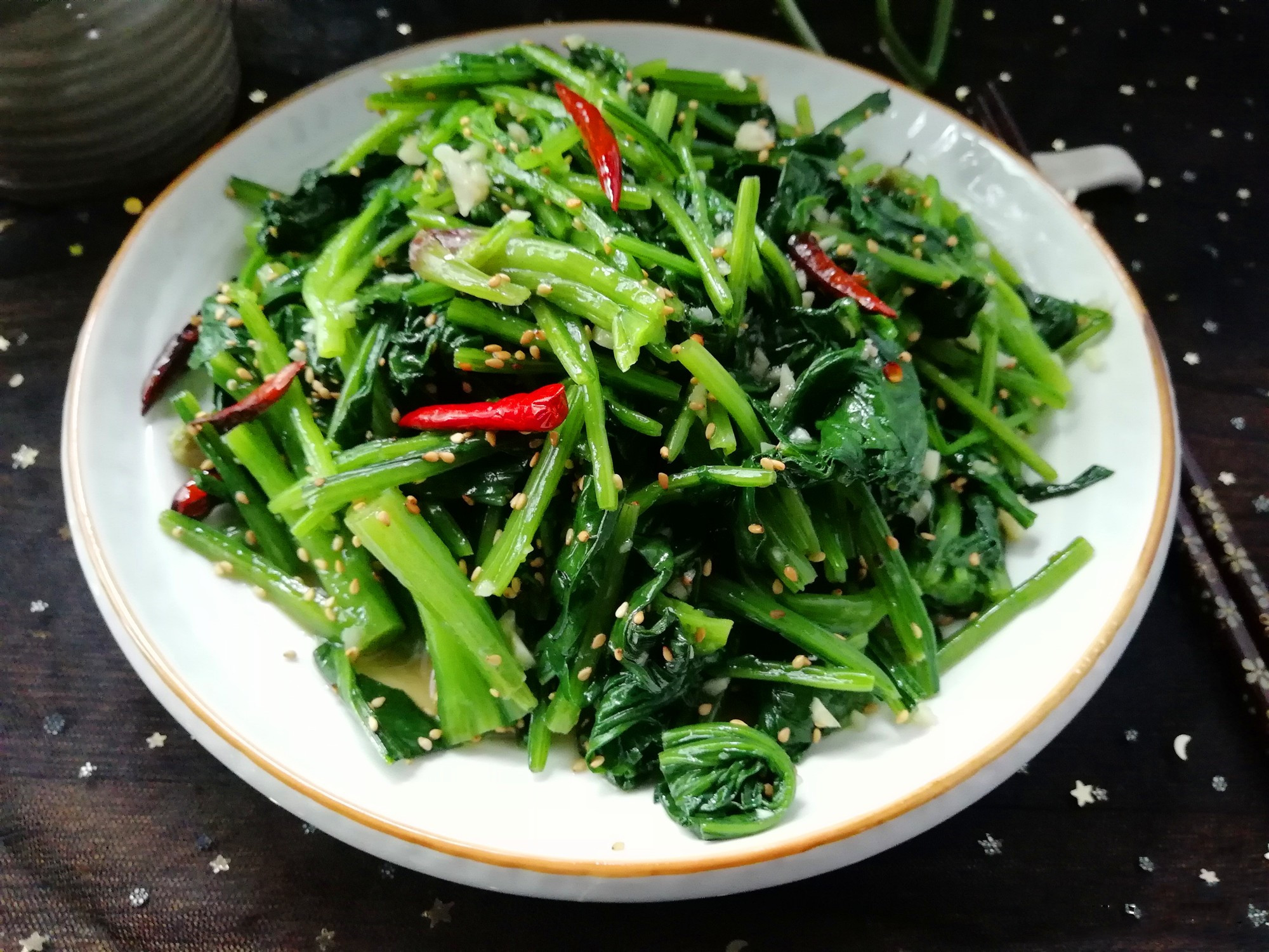 【芝麻拌菠菜】所需材料:菠菜500克,熟芝麻1汤匙,油盐适量,大蒜3瓣,干