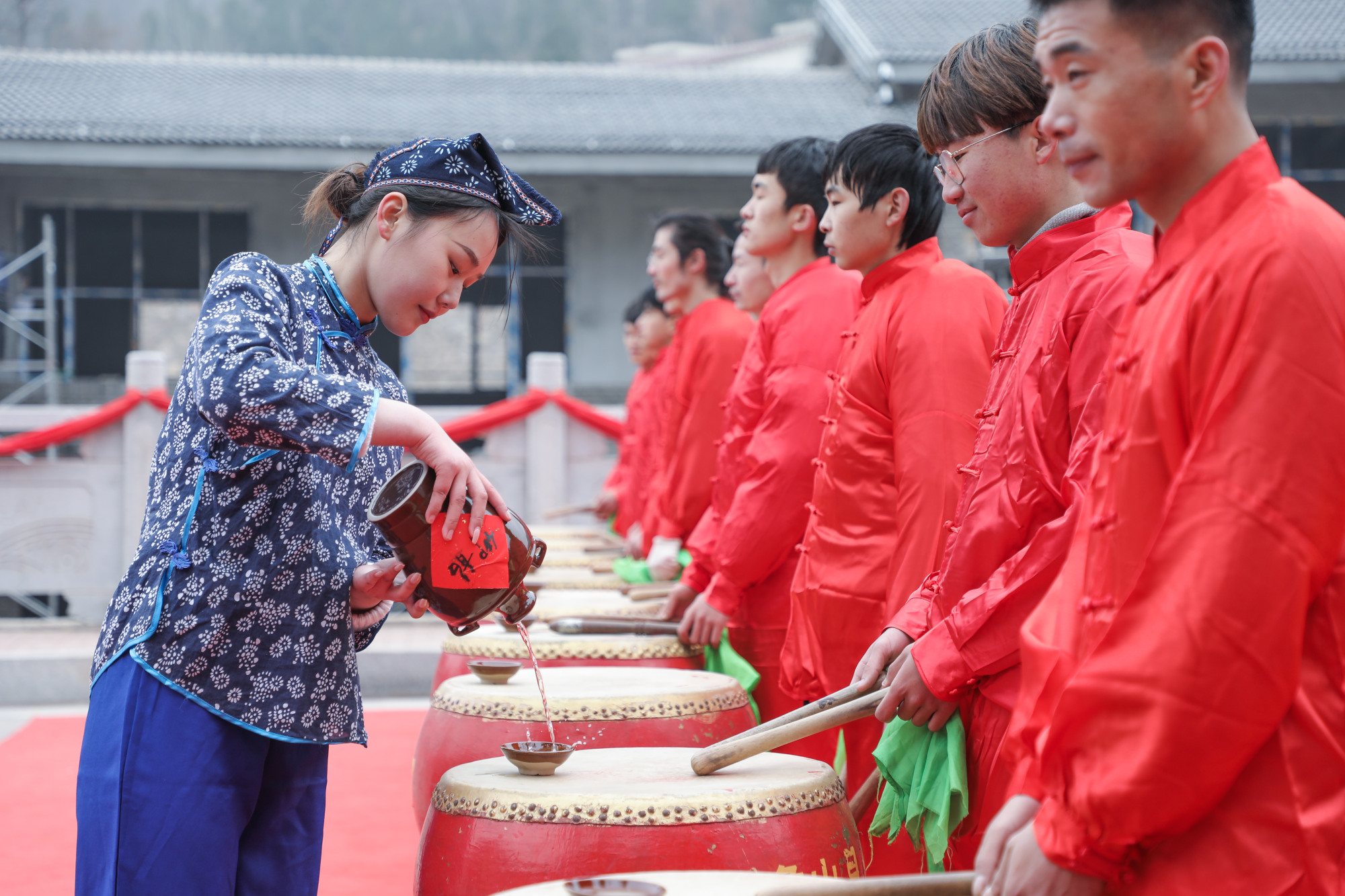 80面大鼓同声响河南仙门山仰韶古村再现千年惊蛰盛典