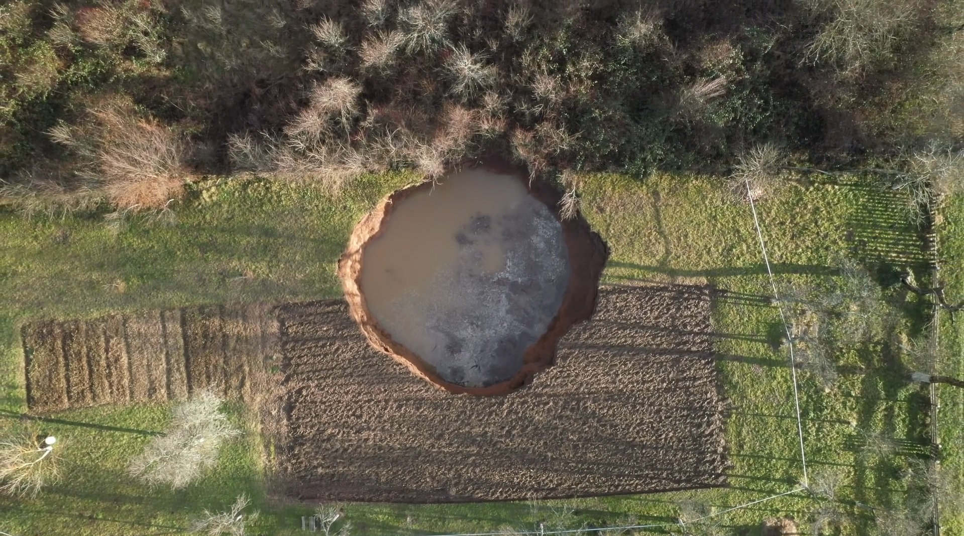 地震|一场地震后，克罗地亚突然出现70个天坑，究竟是天灾，还是人祸？